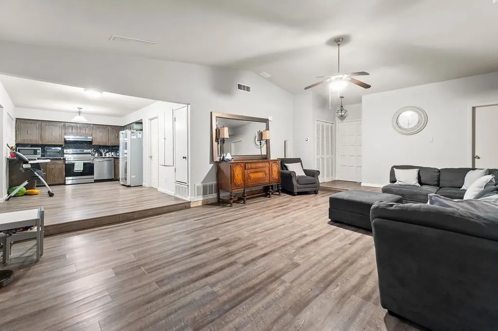 202 Fleetwood Court Arlington TX 76014