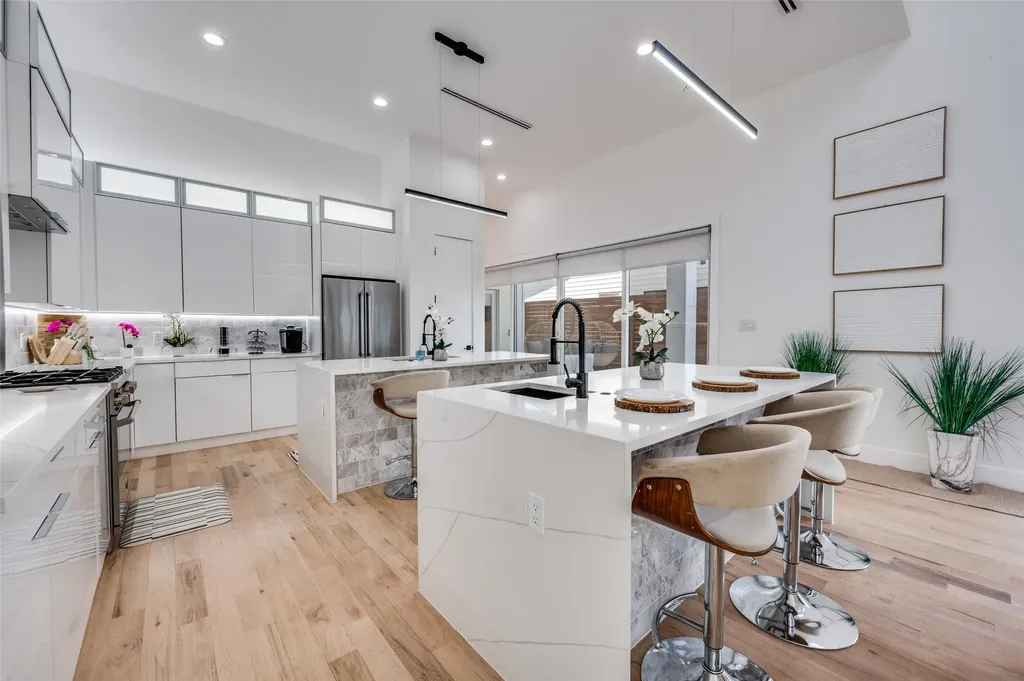 4811 Cowan Avenue Dallas TX 75209