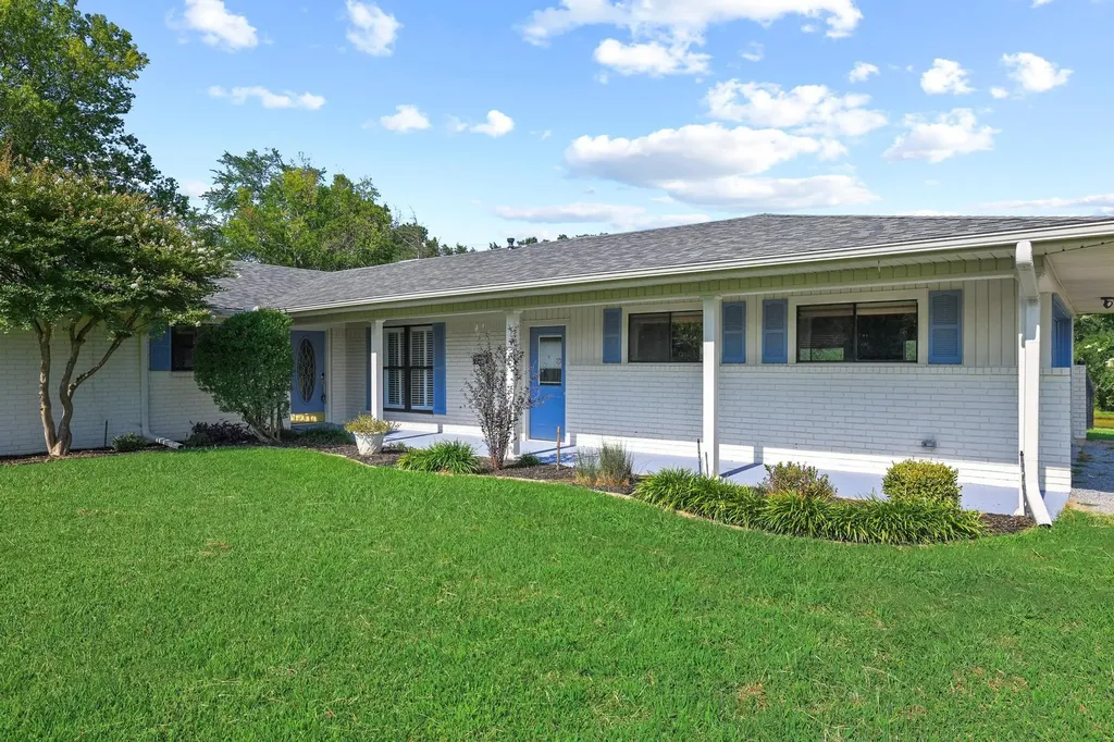 2200 S Lang Avenue Denison TX 75020