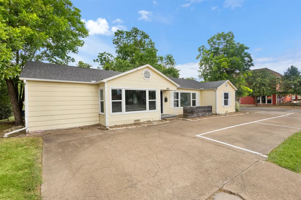 1207 S Washington Street Kaufman TX 75142