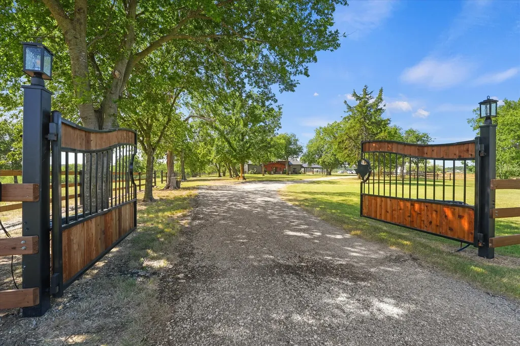 9861 Fm-66 Maypearl TX 76064
