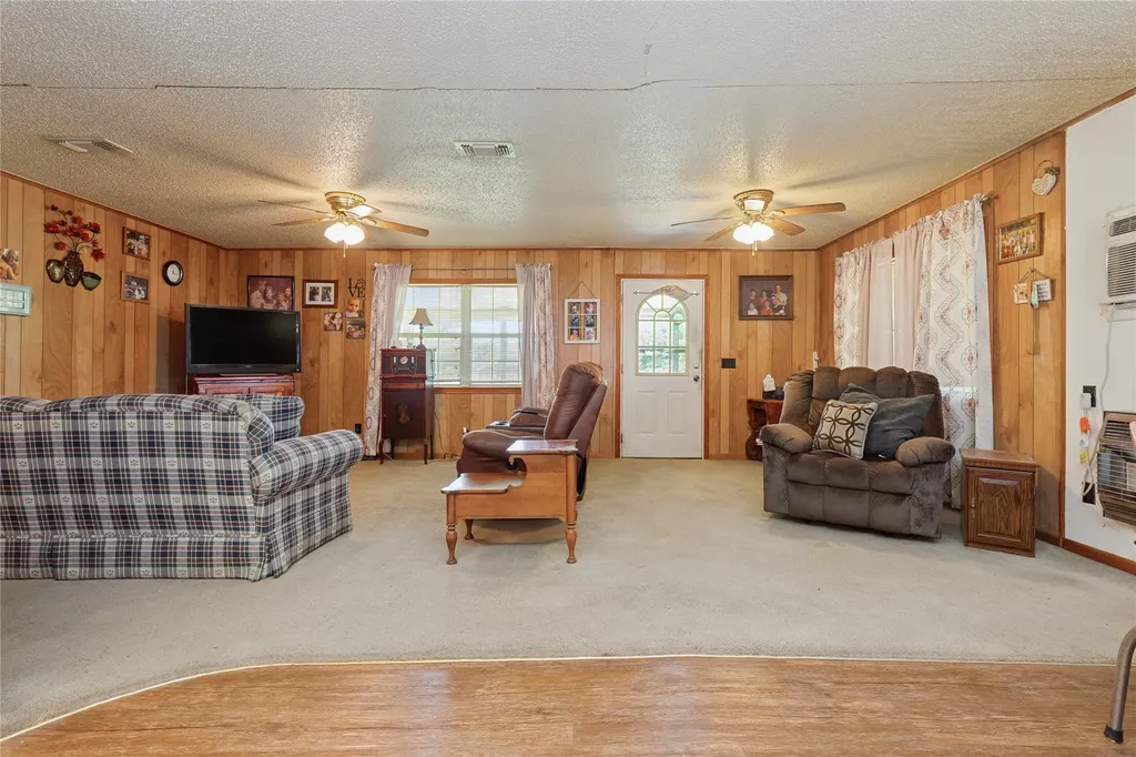 180 County Road 4255 De Kalb TX 75559