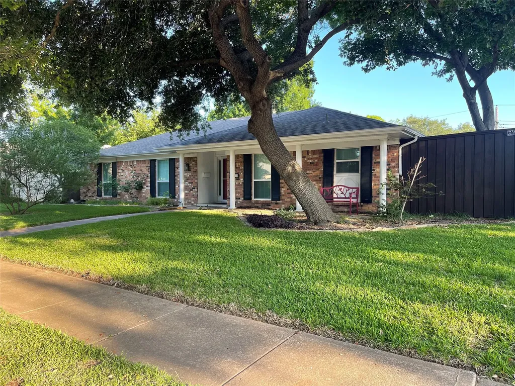 7814 La Manga Drive Dallas TX 75248