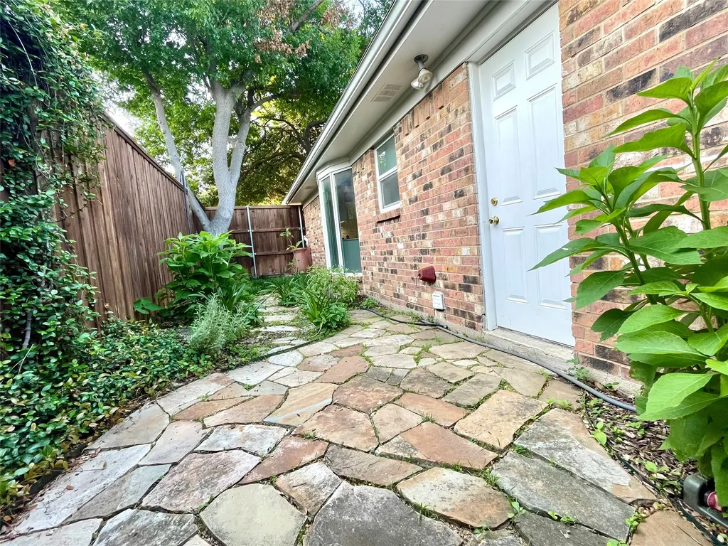 7814 La Manga Drive Dallas TX 75248