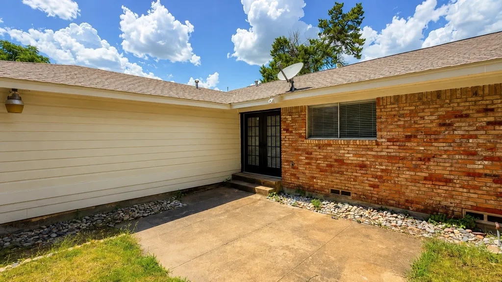 946 Highland Oaks Drive Dallas TX 75232