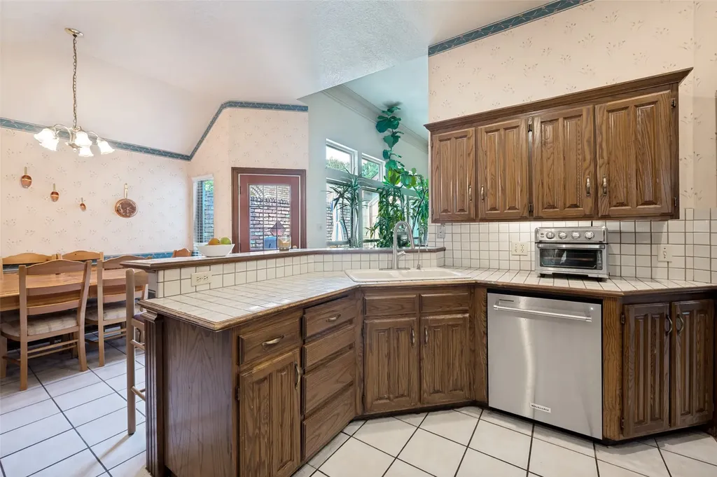608 Crest Ridge Drive Irving TX 75061