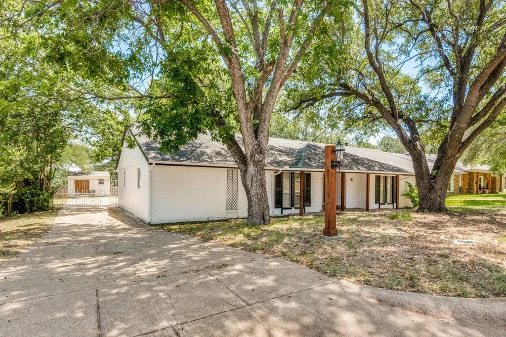 317 Cedar Creek Court Fort Worth TX 76103