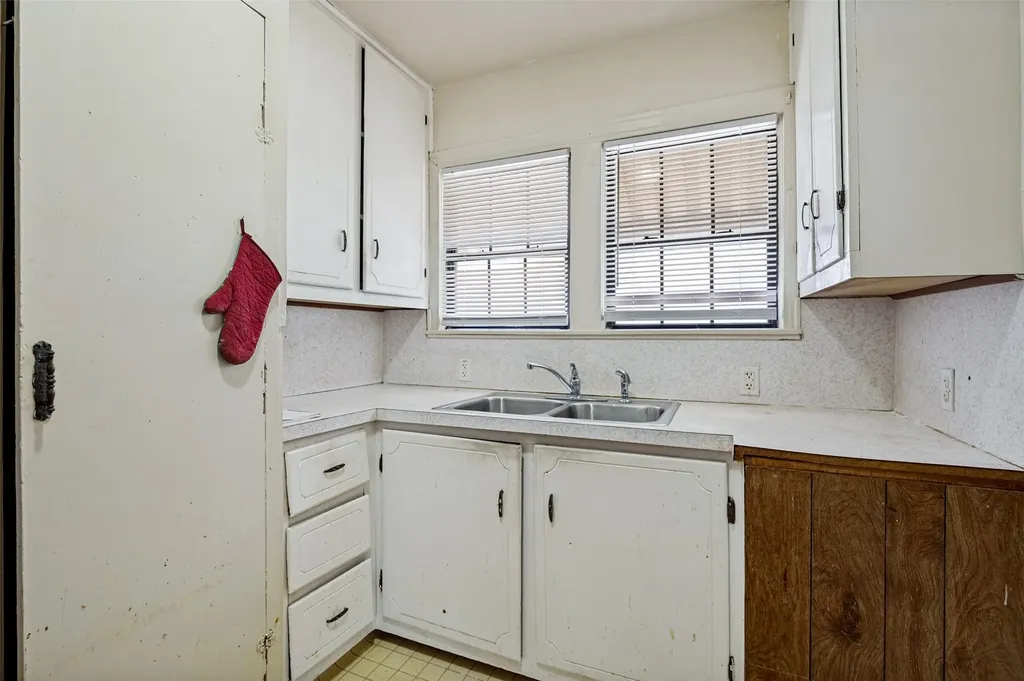 1343 E Ann Arbor Avenue Dallas TX 75216