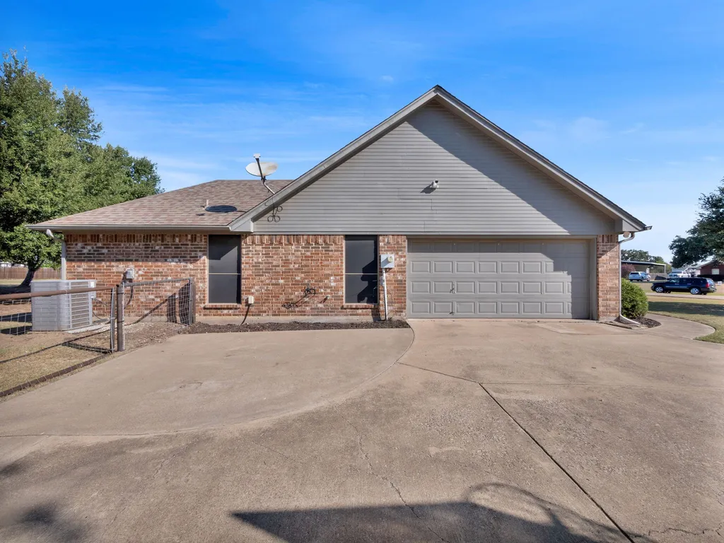 1020 Oak Hollow Lane Combine TX 75159