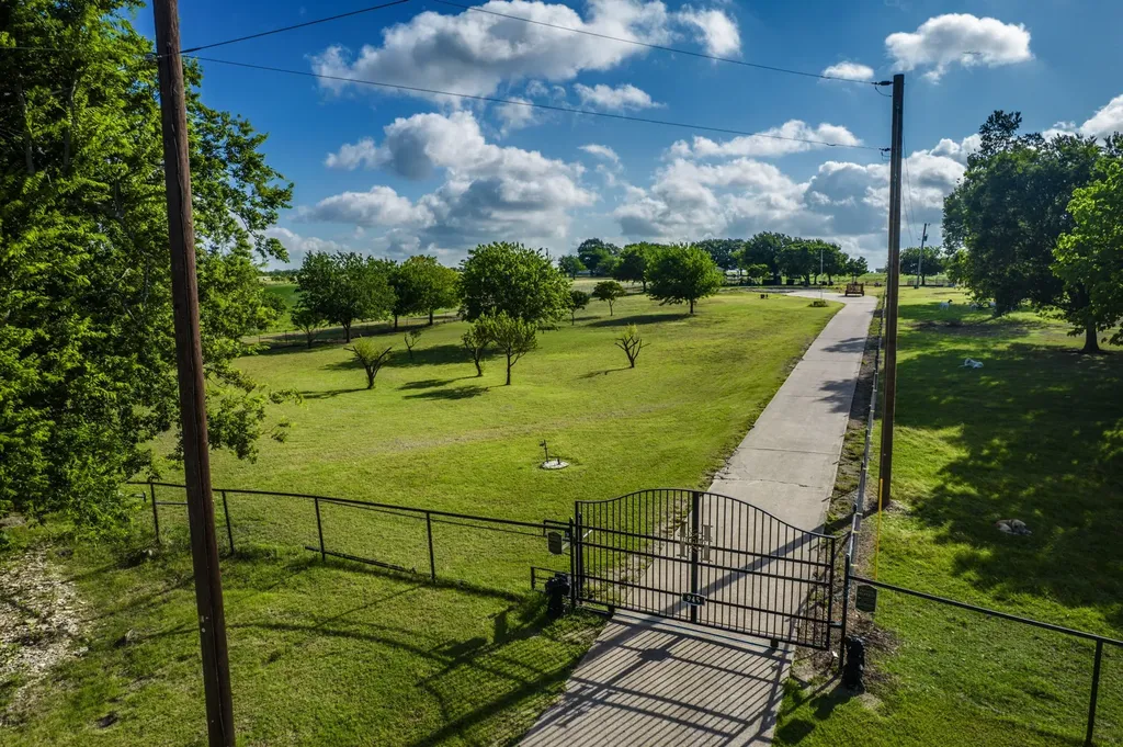 945 Lone Elm Road Waxahachie TX 75167