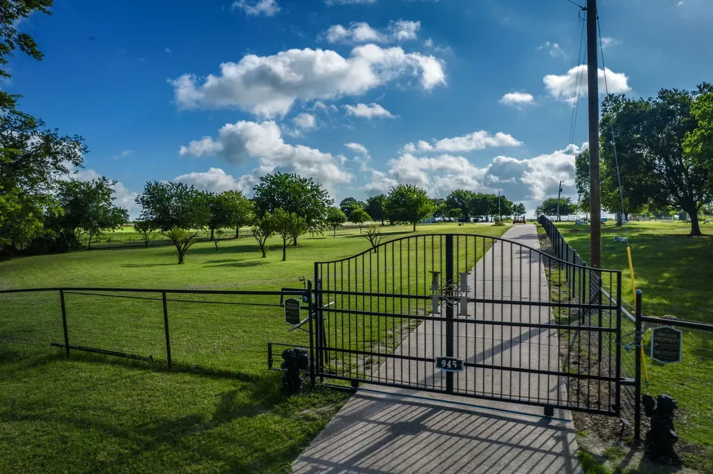 945 Lone Elm Road Waxahachie TX 75167