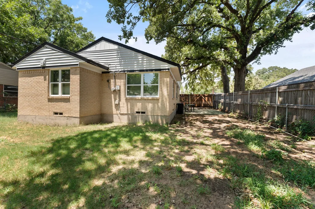 908 W Inwood Drive Arlington TX 76013