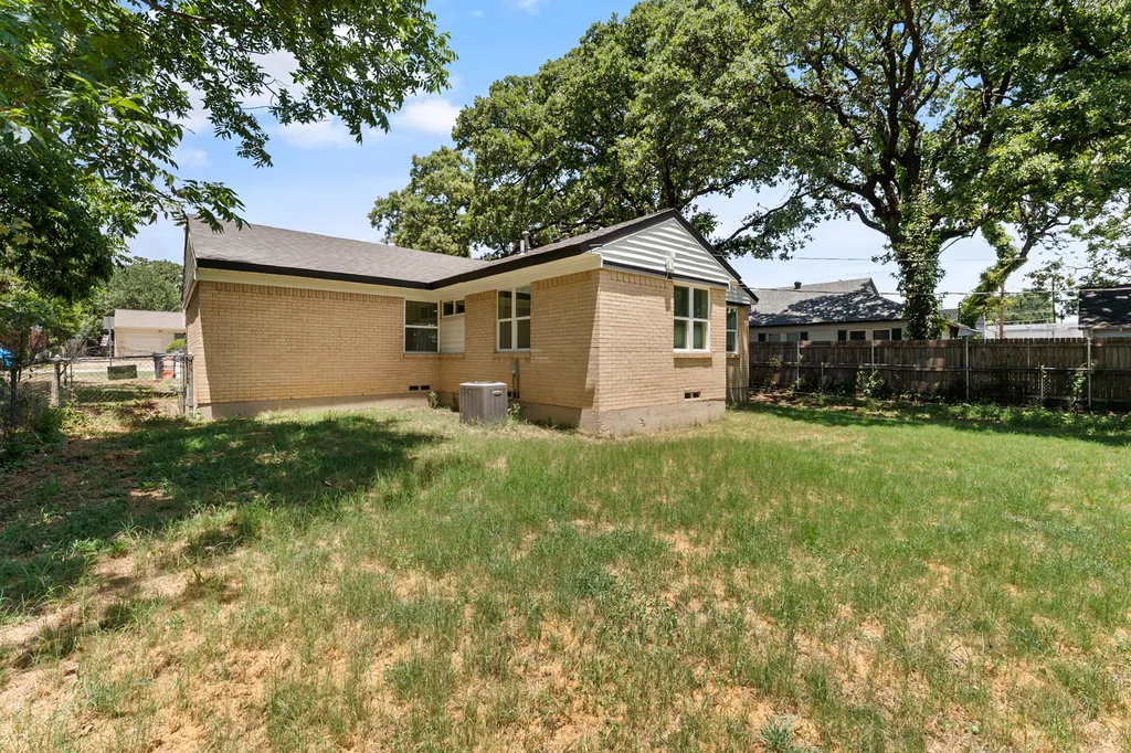 908 W Inwood Drive Arlington TX 76013