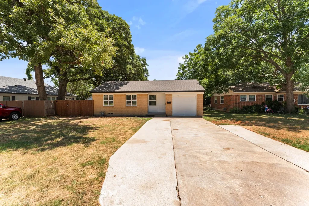 908 W Inwood Drive Arlington TX 76013