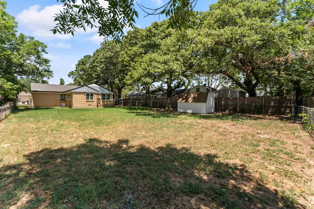 908 W Inwood Drive Arlington TX 76013