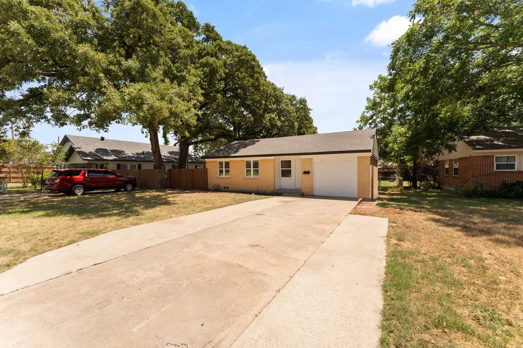 908 W Inwood Drive Arlington TX 76013