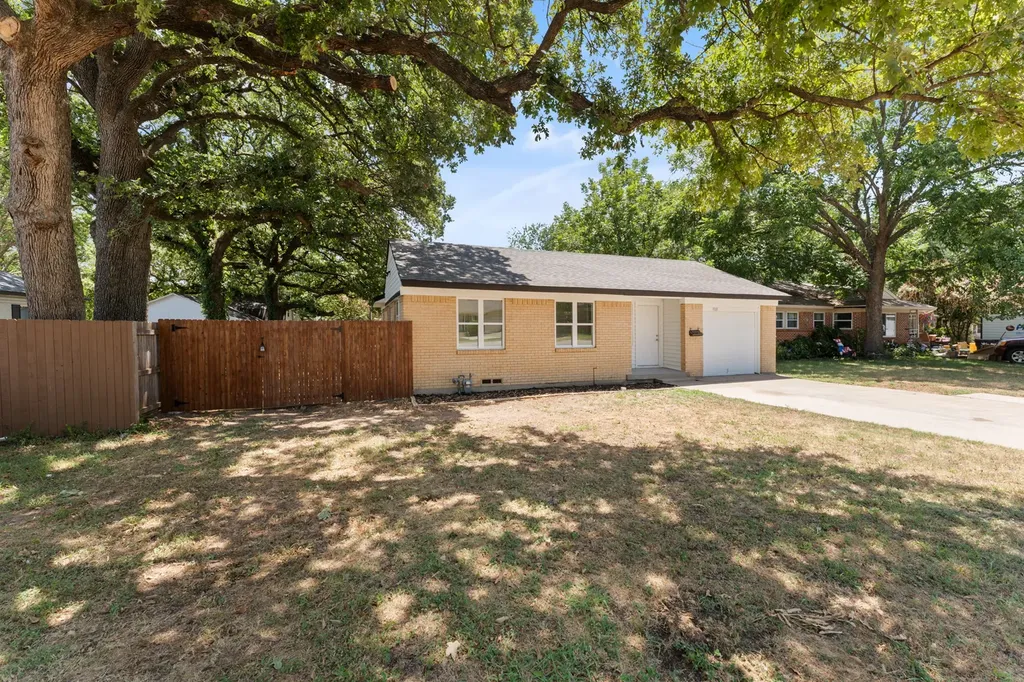 908 W Inwood Drive Arlington TX 76013