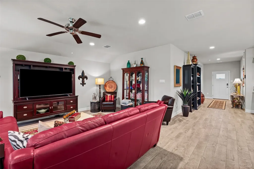 1119 Keystone Drive Granbury TX 76048