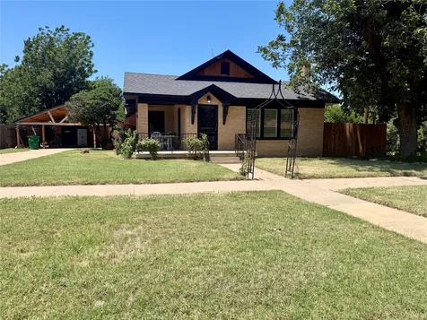 908 Cain Street Quanah TX 79252