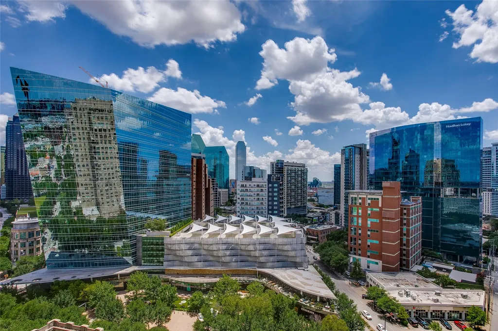 2555 N Pearl Street Dallas TX 75201