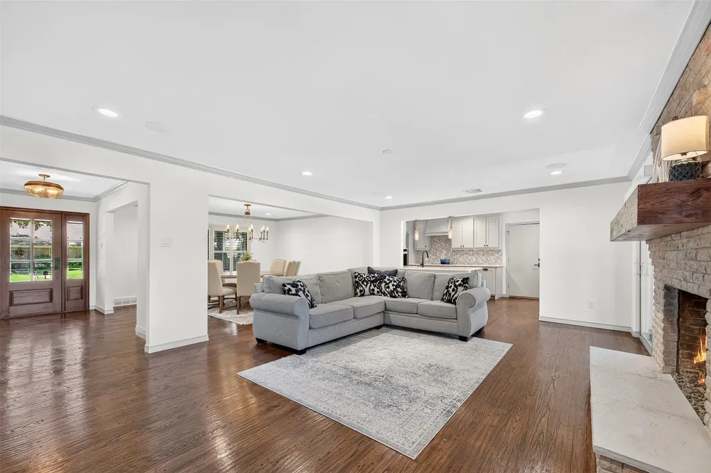 13834 Tanglewood Drive Farmers Branch TX 75234