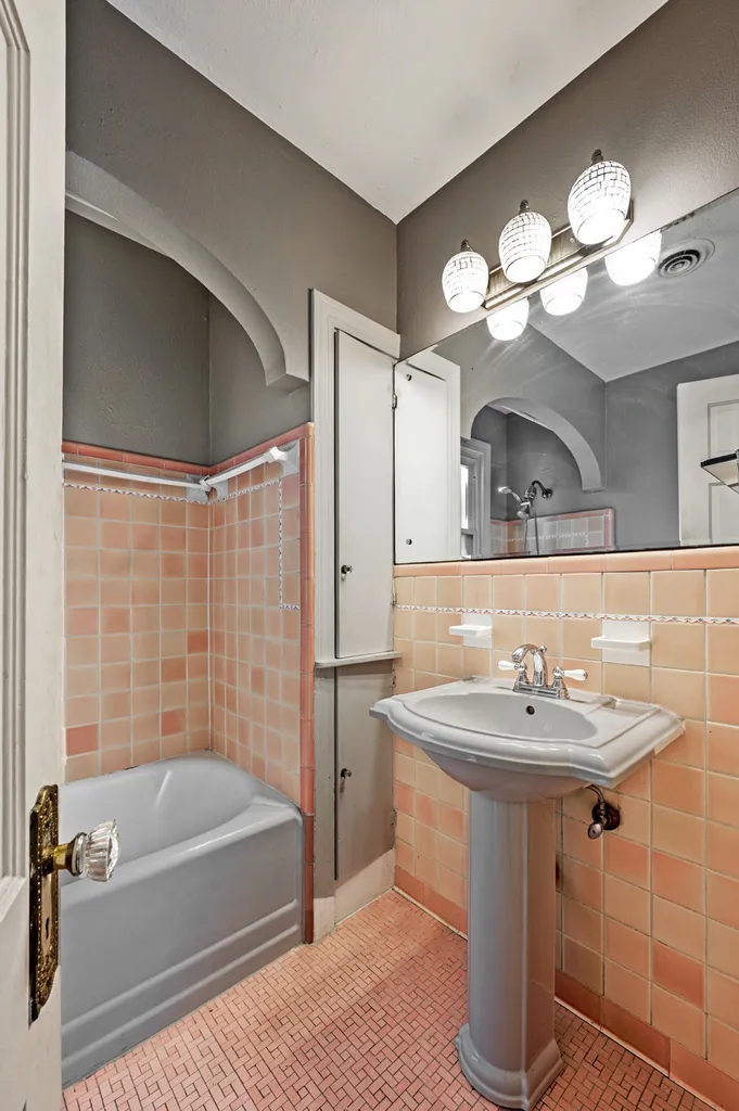 6802 Vivian Avenue Dallas TX 75223