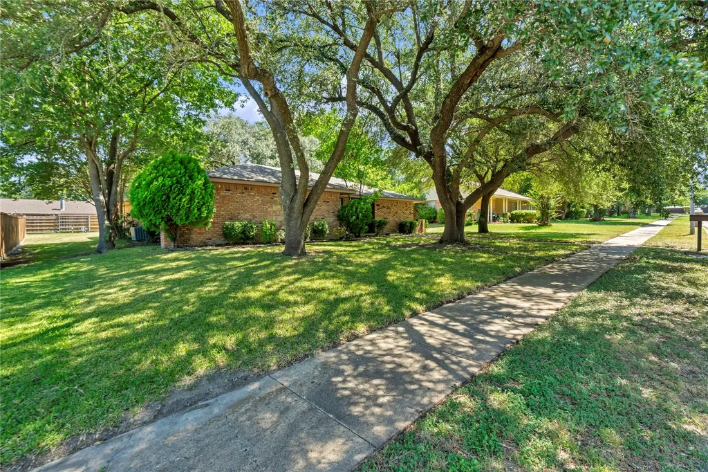 801 Waynelee Drive Lancaster TX 75146