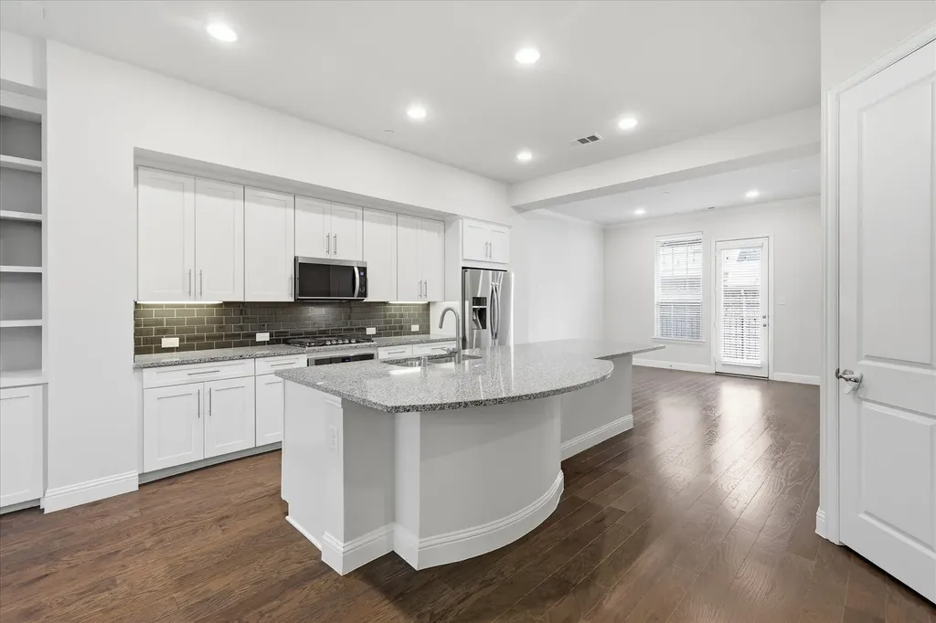 511 W Royal Lane Irving TX 75039