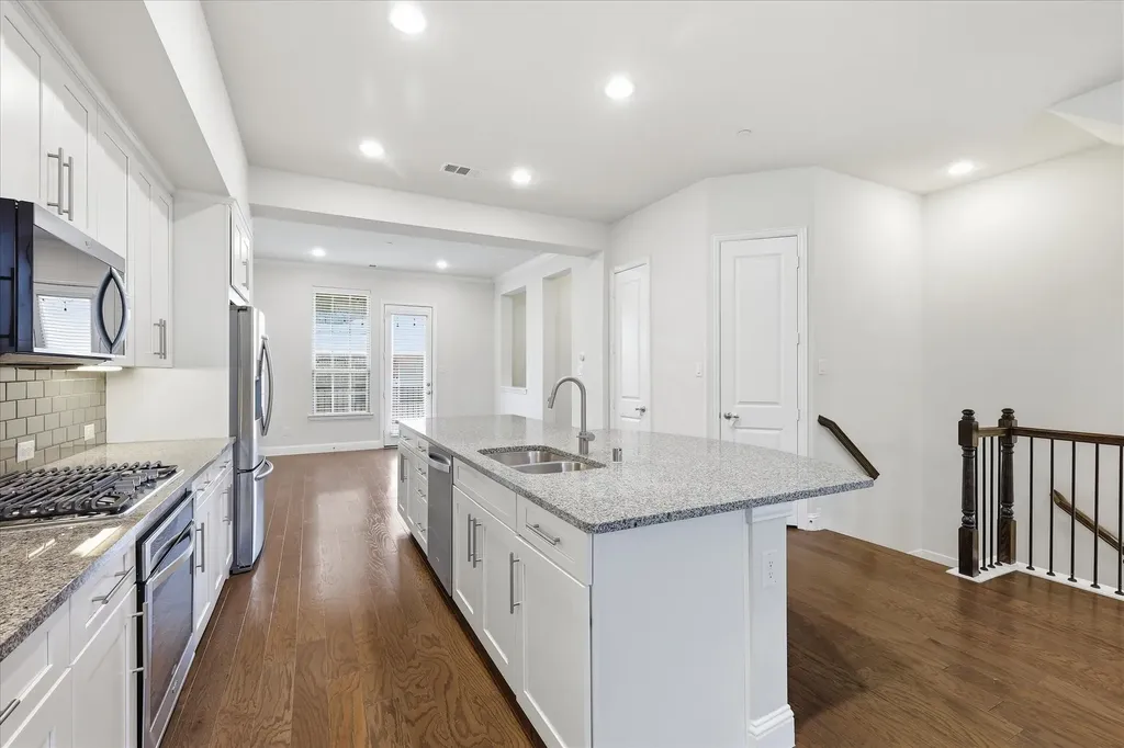 511 W Royal Lane Irving TX 75039