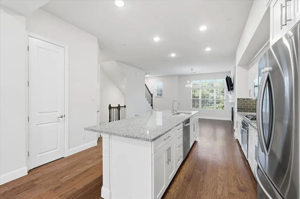 511 W Royal Lane Irving TX 75039