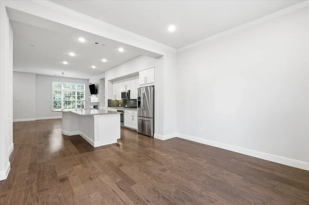 511 W Royal Lane Irving TX 75039