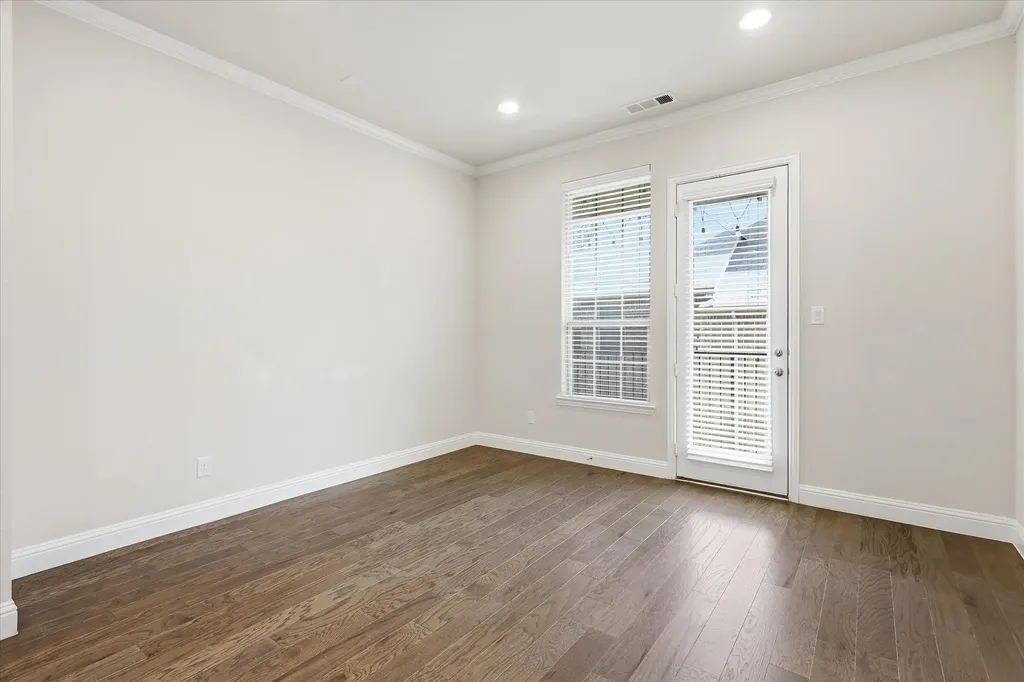 511 W Royal Lane Irving TX 75039