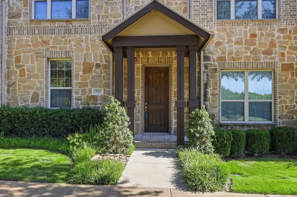 511 W Royal Lane Irving TX 75039