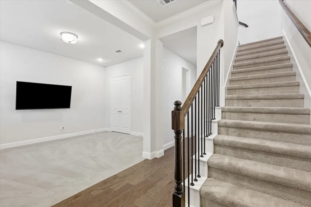 511 W Royal Lane Irving TX 75039