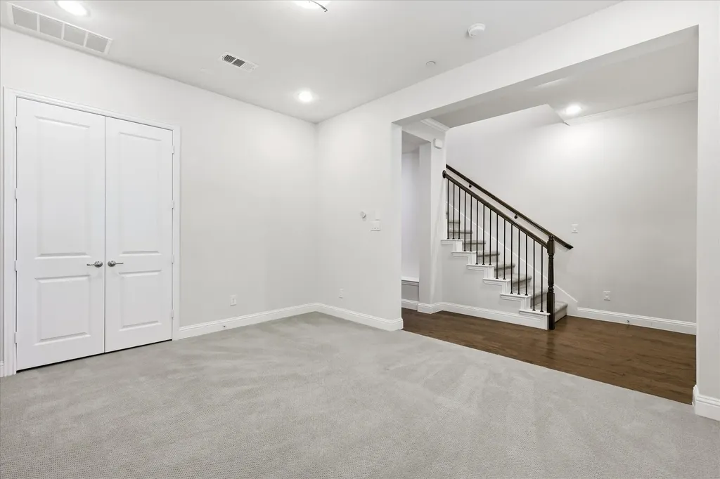 511 W Royal Lane Irving TX 75039