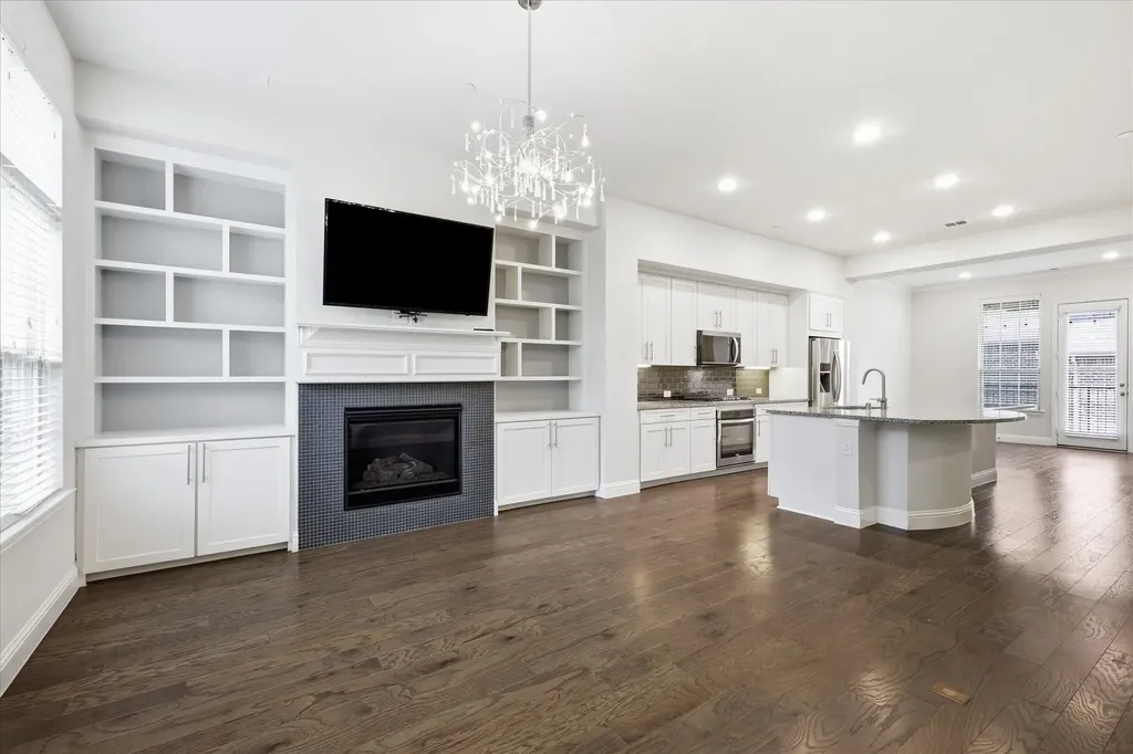 511 W Royal Lane Irving TX 75039