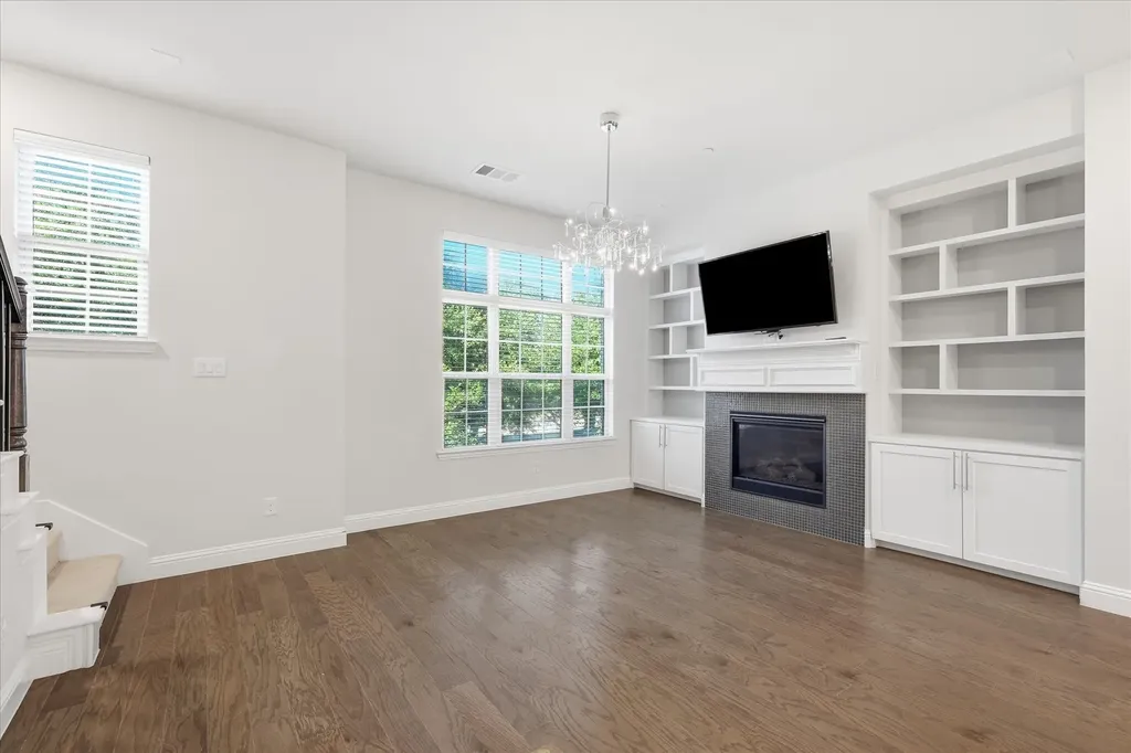 511 W Royal Lane Irving TX 75039