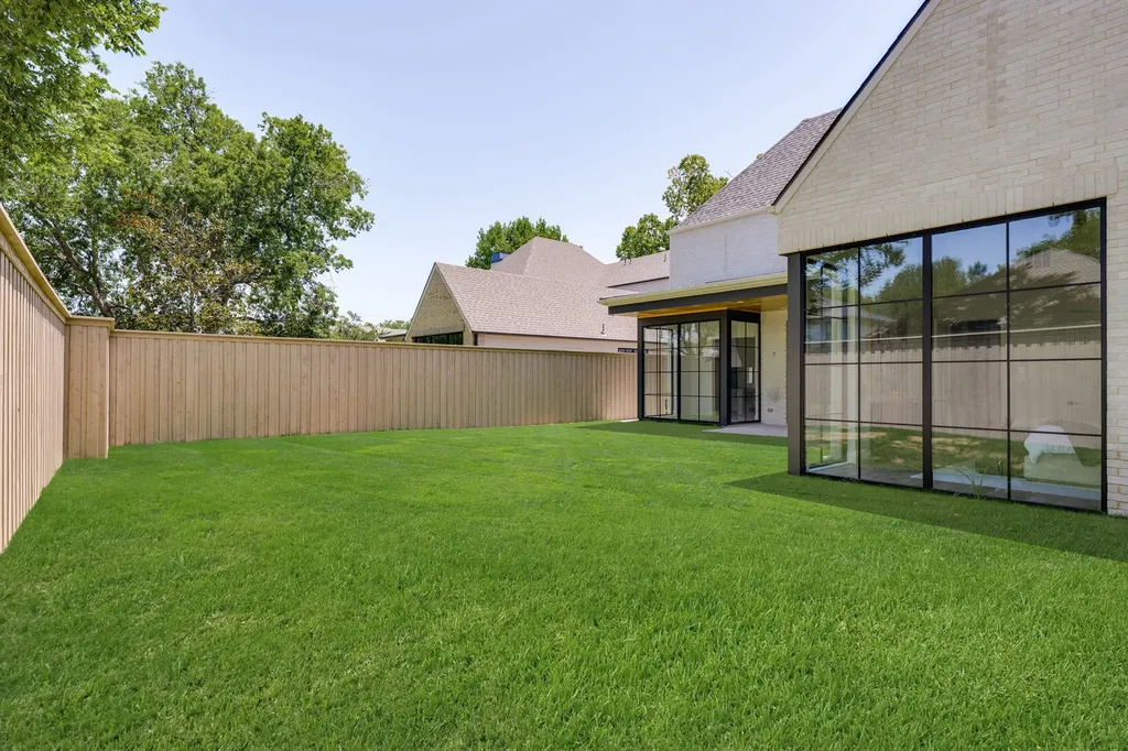 9027 Daytonia Avenue Dallas TX 75218