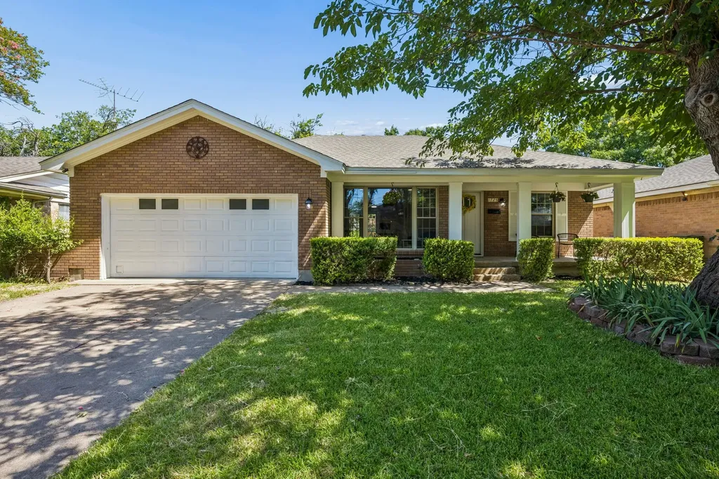 1725 Bardfield Avenue Garland TX 75041