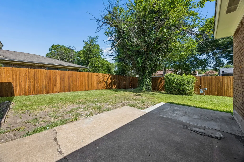 1725 Bardfield Avenue Garland TX 75041