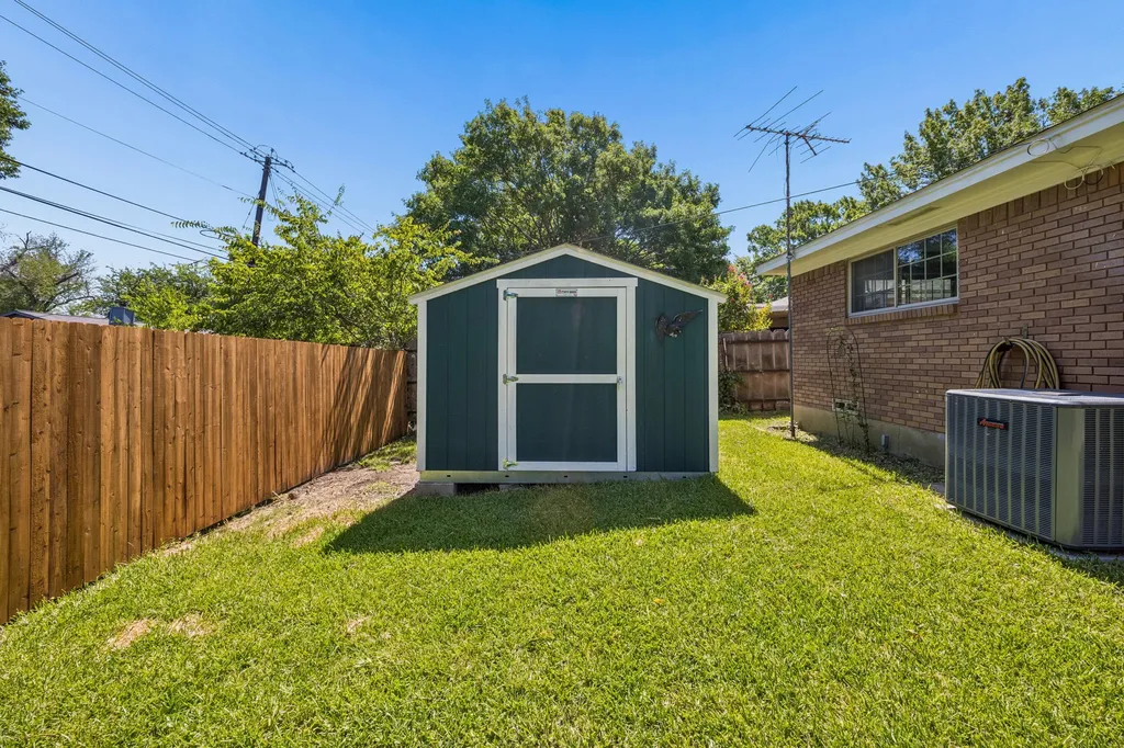 1725 Bardfield Avenue Garland TX 75041