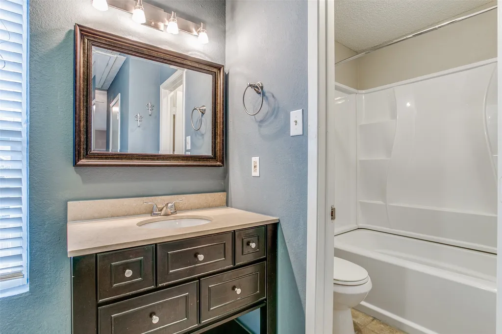 12 Abbey Road Euless TX 76039