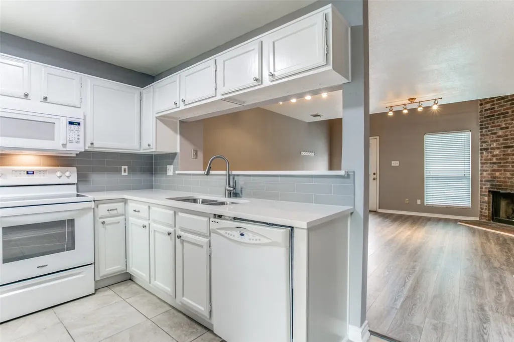 12 Abbey Road Euless TX 76039