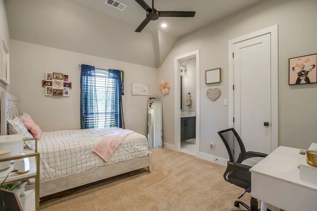 1011 Glenoaks Drive Weatherford TX 76088