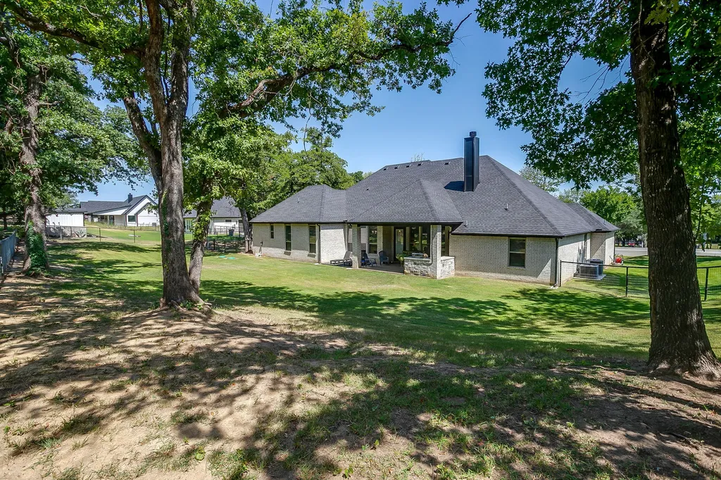 1011 Glenoaks Drive Weatherford TX 76088