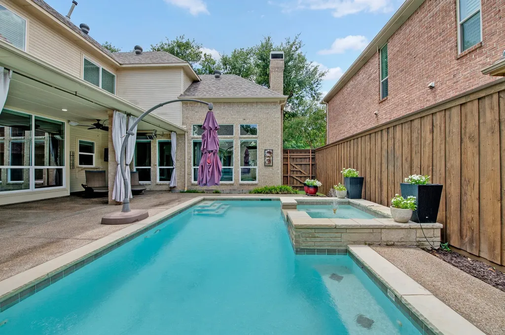 18728 Thorntree Lane Dallas TX 75252