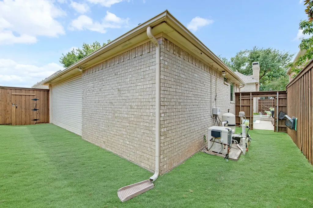 18728 Thorntree Lane Dallas TX 75252