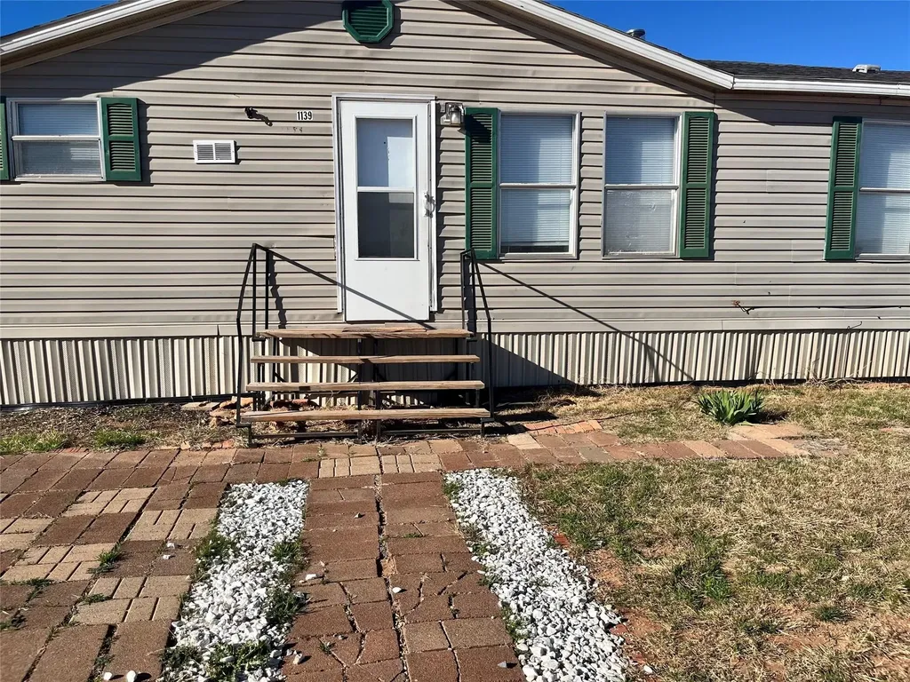 1139 Market Street Tye TX 79563