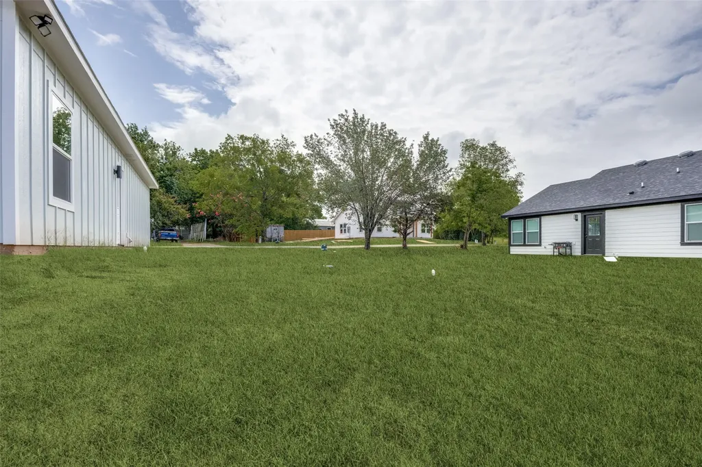 216 W Cardinal Ector TX 75439