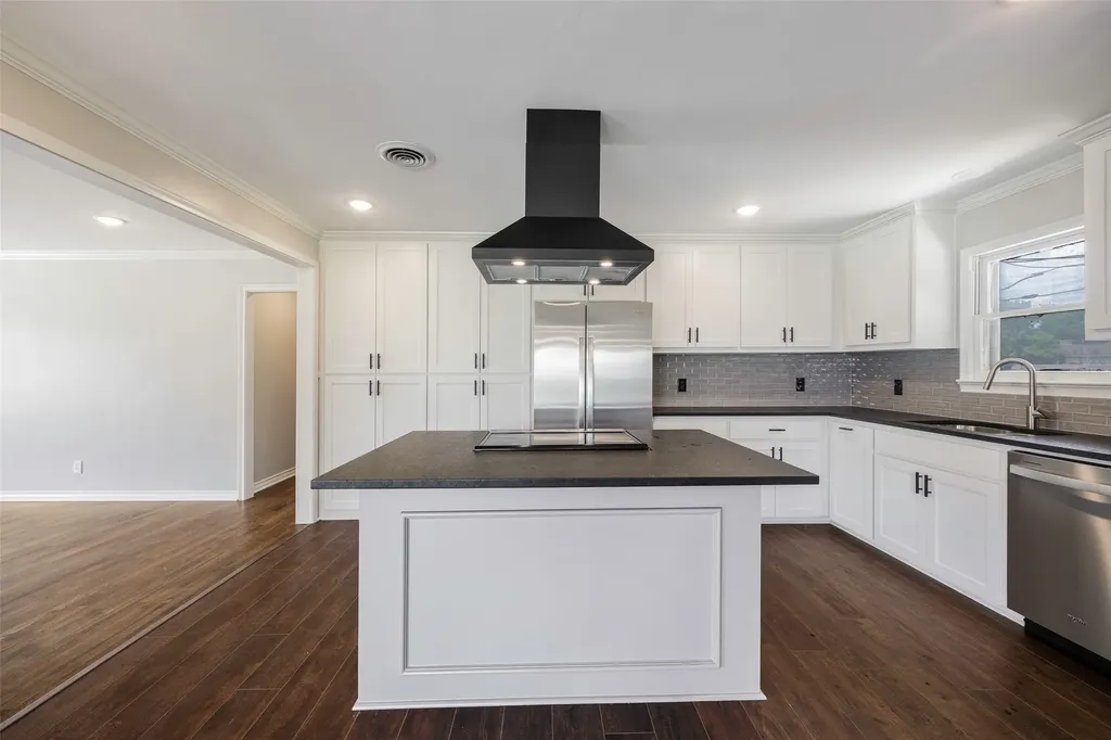2323 Sutter Street Dallas TX 75216